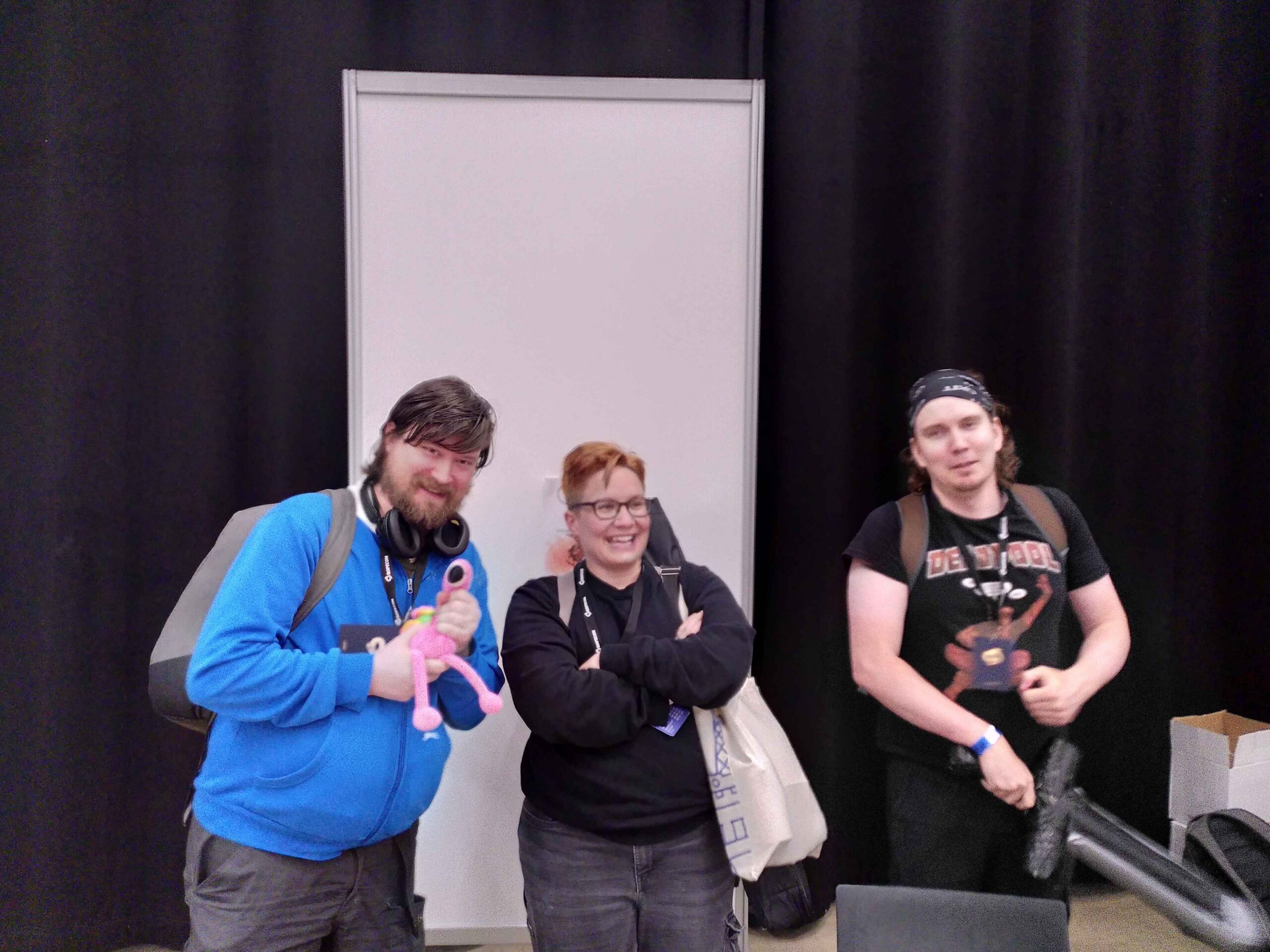 Lauri, Ruska ja Pauli tyhjällä ständillä